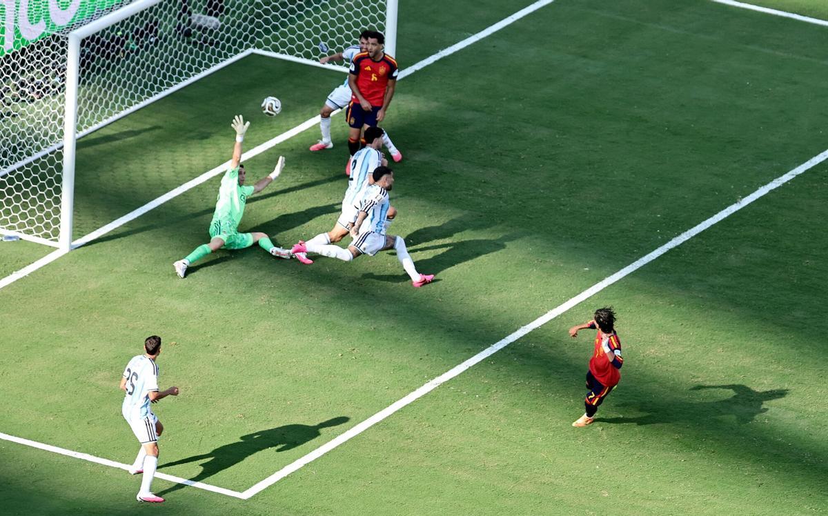 Ferran Torres marque le but qui ouvre le score.