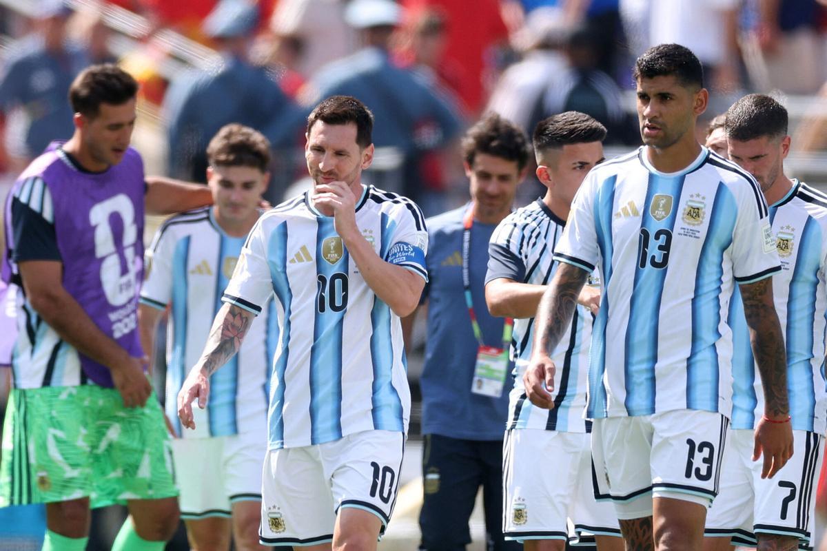 EAST RUTHERFORD, NEW JERSEY - 19 JUILLET : Lionel Messi n°10 de l'Argentine et ses coéquipiers quittent le terrain à la mi-temps lors du match final de la Coupe du Monde de la FIFA 2026 entre l'Espagne et l'Argentine au New York New Jersey Stadium le 19 juillet 2026 à East Rutherford, New Jersey. Lars Baron/Getty Images/AFP (Photo de Lars Baron / GETTY IMAGES AMÉRIQUE DU NORD / Getty Images via AFP)