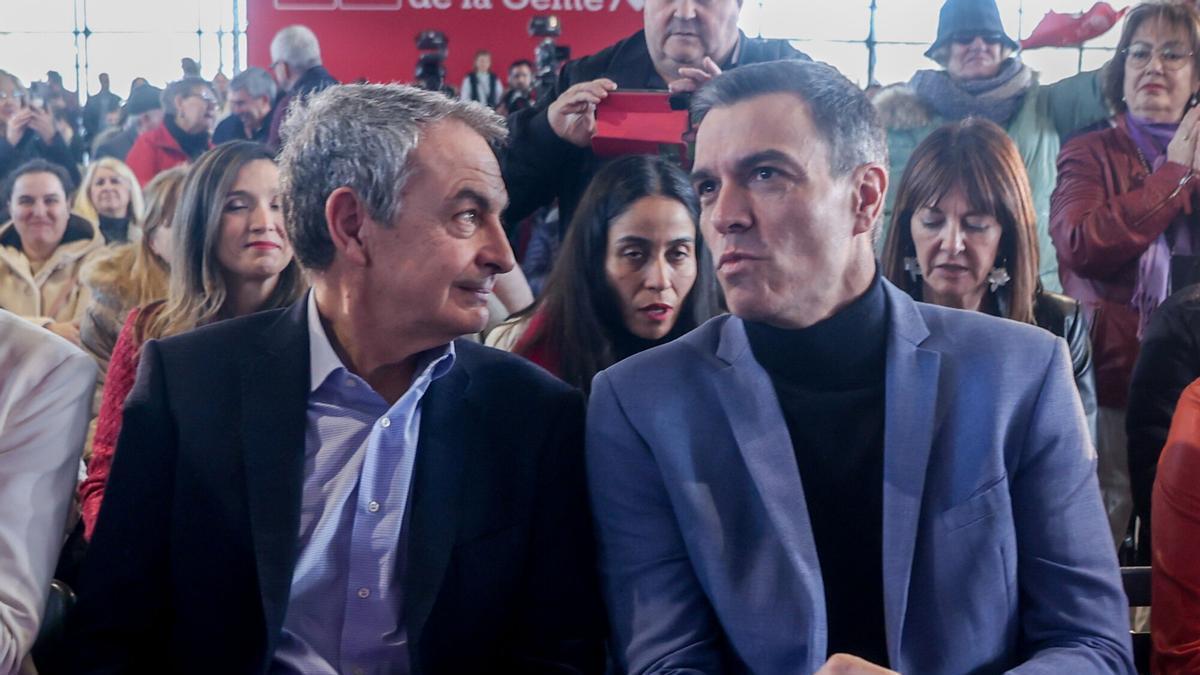 El presidente del Gobierno, Pedro Sánchez, y el expresidente José Luis Rodríguez Zapatero, en una foto de archivo durante un acto de conmemoración del Día Internacional de la Mujer.