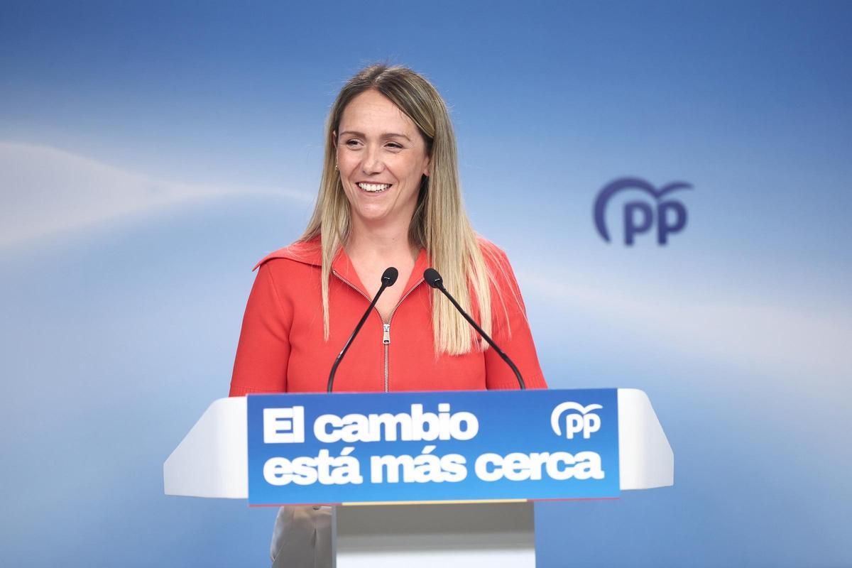La secrétaire adjointe à la Coordination sectorielle du Parti populaire, Alma Ezcurra, lors de la tenue de la conférence de presse après la réunion hebdomadaire du Comité directeur du Parti populaire, le 20 juillet 2026, à Madrid (Espagne).