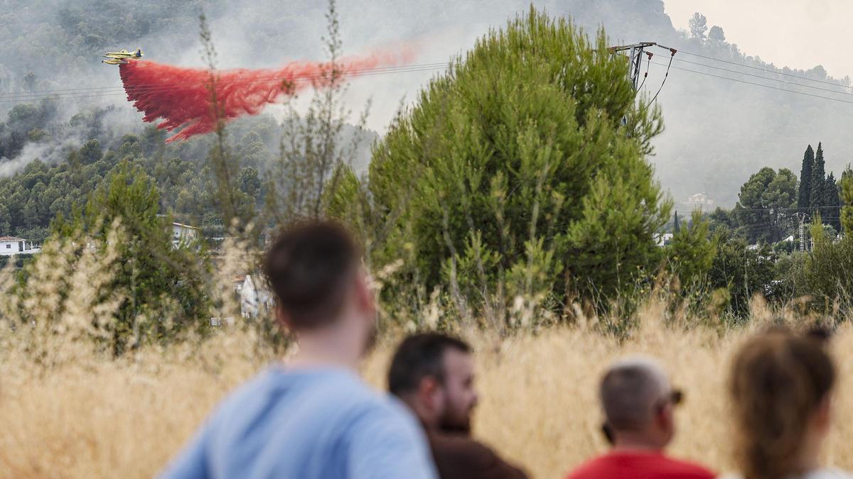 Bomberos y forestales continúan las labores de extinción de incendios en la Comunidad de Madrid