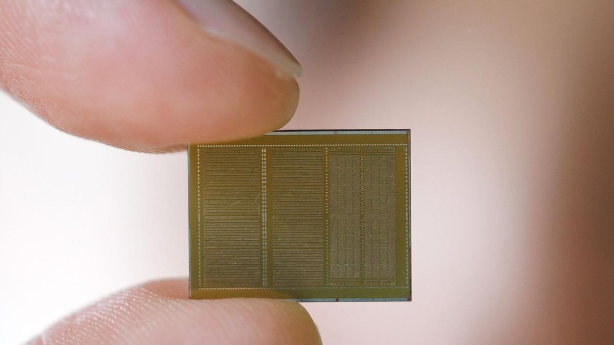 Un chip de memoria HBM4E de 12 capas de SK Hynix Inc. expuesto en la sede de la empresa en Seongnam, Corea del Sur.