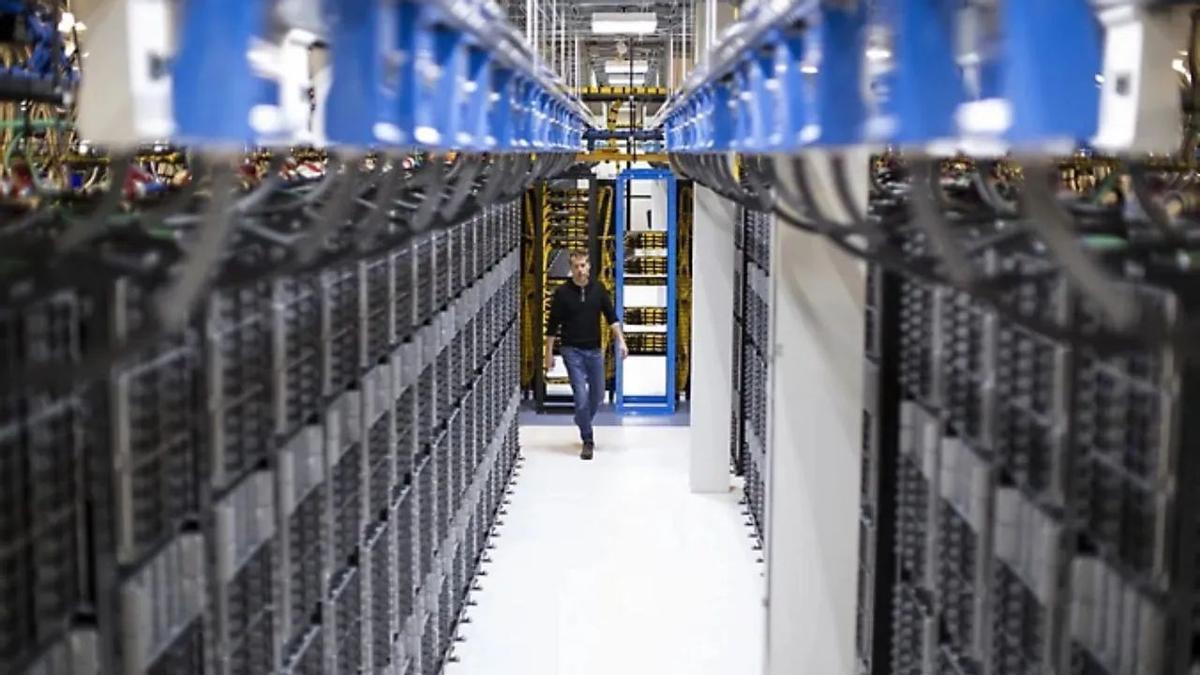 Filas de servidores informáticos en el interior de un centro de datos