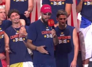 Borja Iglesias entraîne les Violadores del Verso dans la célébration de la Coupe du monde en Espagne