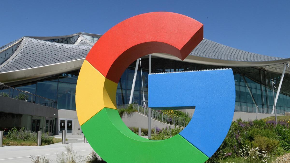Bruselas impone dos multas a Google por un total de 890 millones de euros