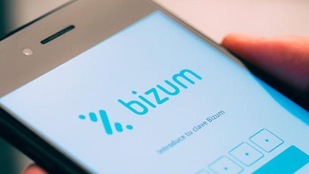 Archivo - Imagen de un usuario utilizando Bizum en su móvil.