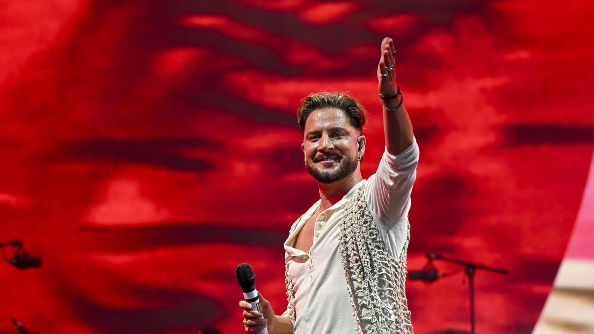 El cantante y compositor Manuel Carrasco actúa durante el Iberdrola Music Festival en Madrid.
