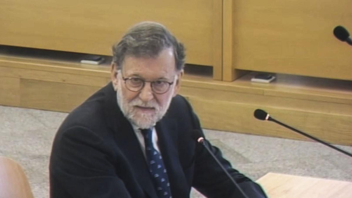 Rajoy niega destruir un sobre de contabilidad B en presencia de Bárcenas: