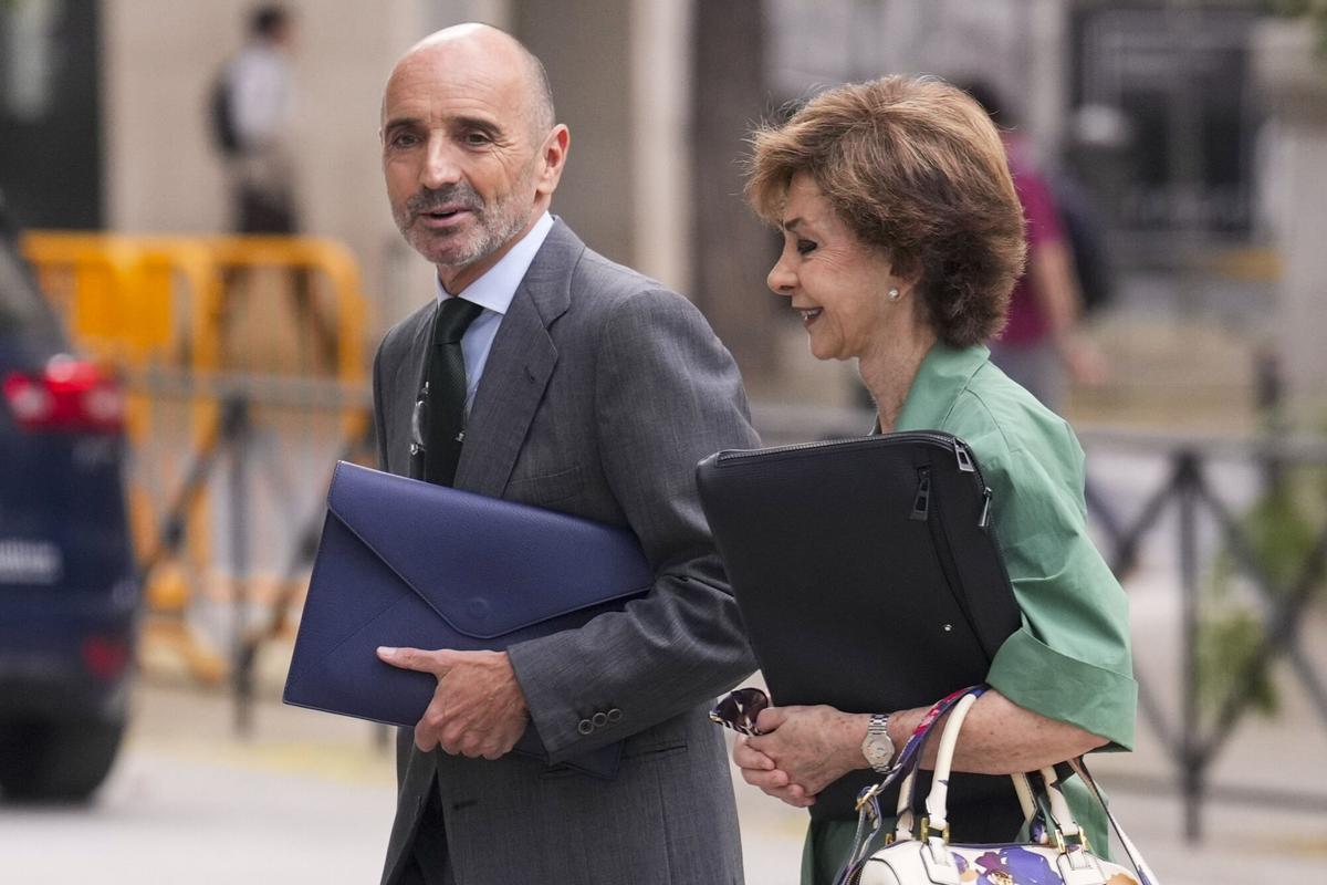 L'homme d'affaires « Julito » Martínez Martínez, ami de José Luis Rodríguez Zapatero, accompagné de son avocate, María Dolores Márquez del Prado, à son arrivée ce mardi au Tribunal national pour témoigner devant le juge.