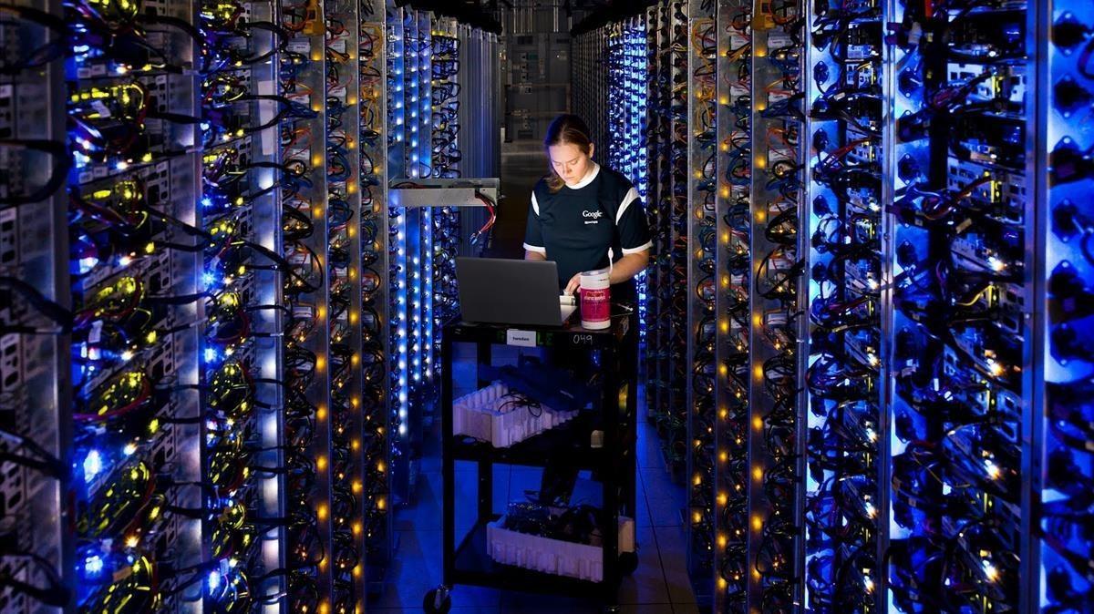 Un responsable Google, au centre de données de l'entreprise à The Dalles, dans l'Oregon.