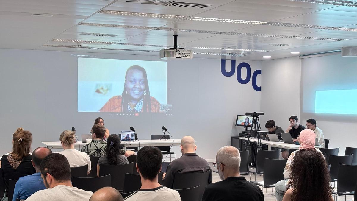 Joan Kinyua, antigua anotadora de datos, durante su charla en la UOC.