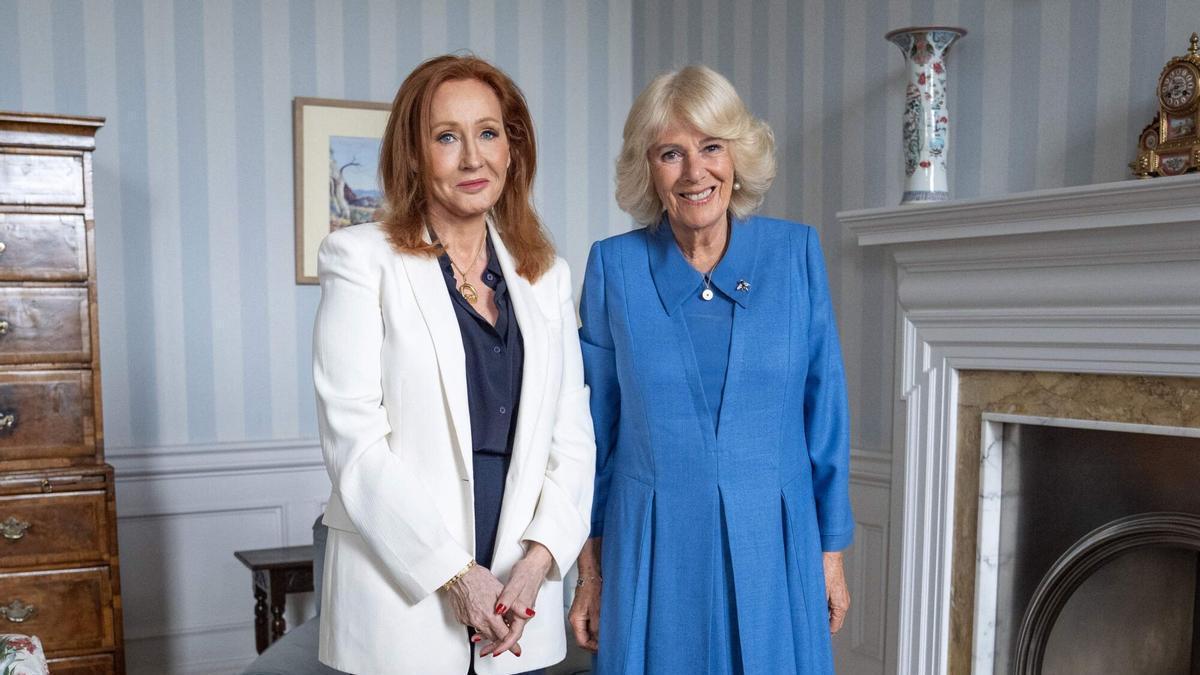 La reina Camilla y la escritora JK Rowling, de ideas tránsfobas.