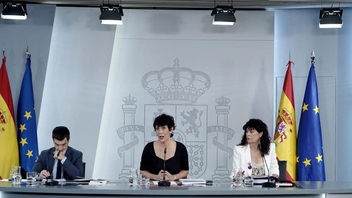 La ministra portavoz, Elma Saiz, junto al ministro de Derechos Sociales, Pablo Bustinduy, y la ministra de Igualdad, Ana Redondo, este martes en la rueda de prensa posterior al Consejo de Ministros.