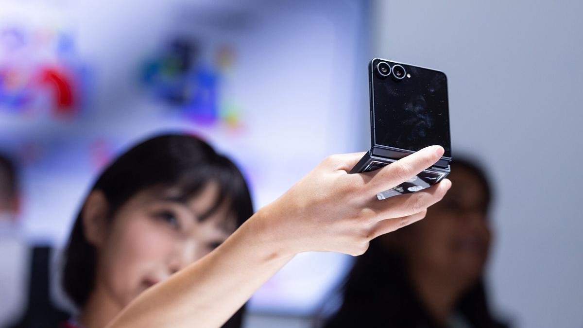 Una mujer observa el móvil plegable Samsung Galaxy Z Flip 8 durante un evento de Samsung en Londres.