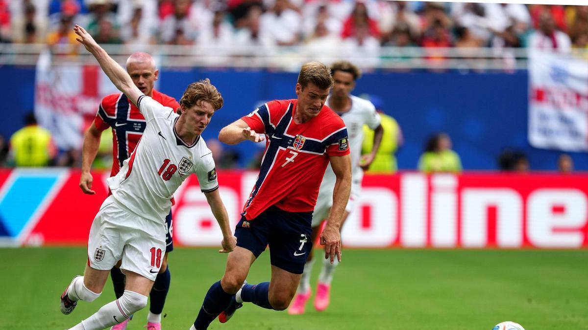 Alexander Sorloth se marcha de Anthony Gordon en el Noruega-Inglaterra del Mundial de Estados Unidos, México y Canadá