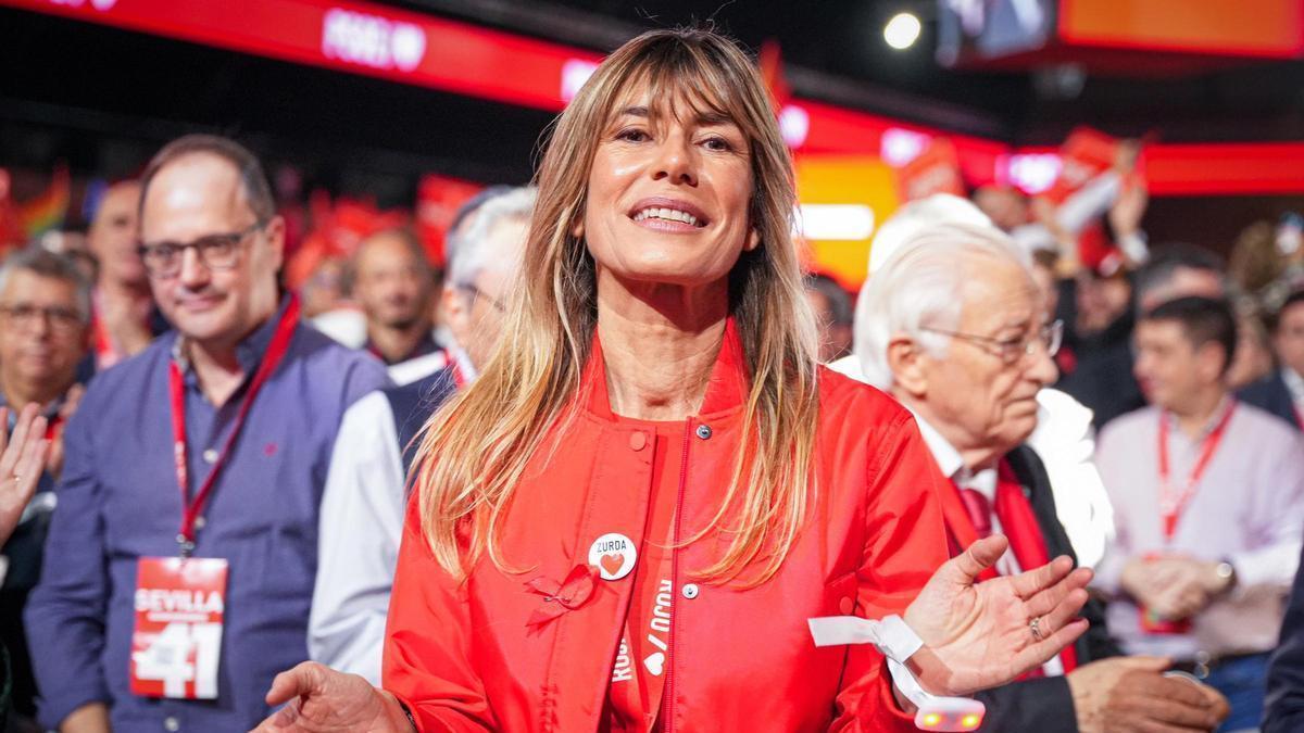 Archivo - La esposa del presidente del Gobierno, Begoña Gómez, durante la clausura del 41º Congreso Federal del PSOE en el Palacio de Congresos y Exposiciones, a 1 de diciembre de 2024, en Sevilla, Andalucía (España).