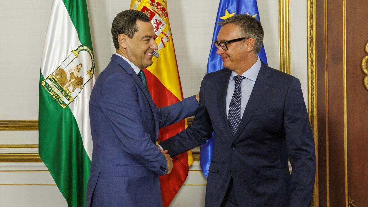 El presidente de la Junta de Andalucía, Juanma Moreno, y el portavoz del grupo parlamentario de Vox en el Parlamento andaluz, Manuel Gavira.