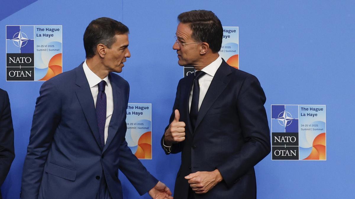 El secretario general de la OTAN, Mark Rutte, y el presidente del Gobierno, Pedro Sánchez, a su llegada a la cumbre de la OTAN celebrada el pasado año en La Haya (Países Bajos).