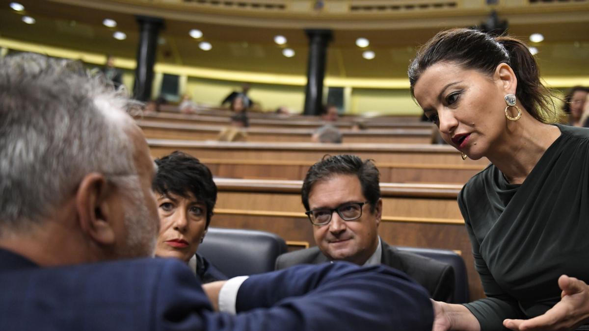 El ministro de Política Territorial y Memoria Democrática, Ángel Víctor Torres, conversa con Elma Saiz, Óscar López y Sira Rego durante una sesión de control al Gobierno.