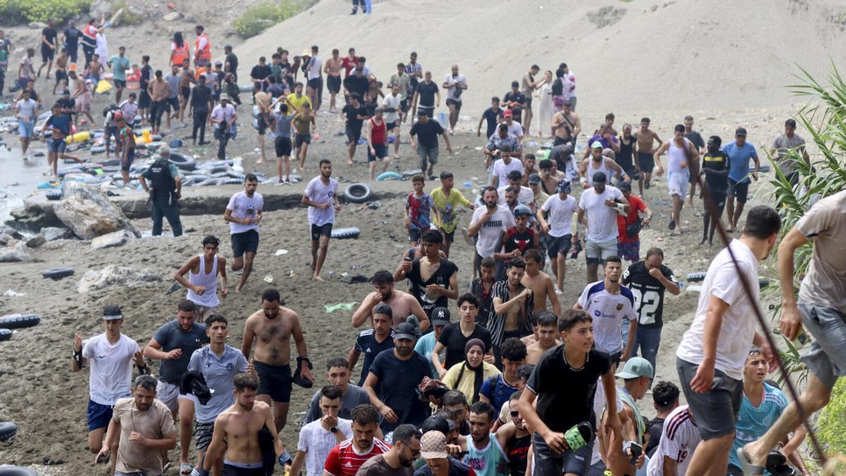 Imágenes de migrantes que acaban de pasar la frontera y han llegado a Ceuta a nado