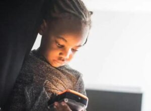 ÉDUCATION / L’utilisation précoce des réseaux sociaux ralentit la réussite scolaire