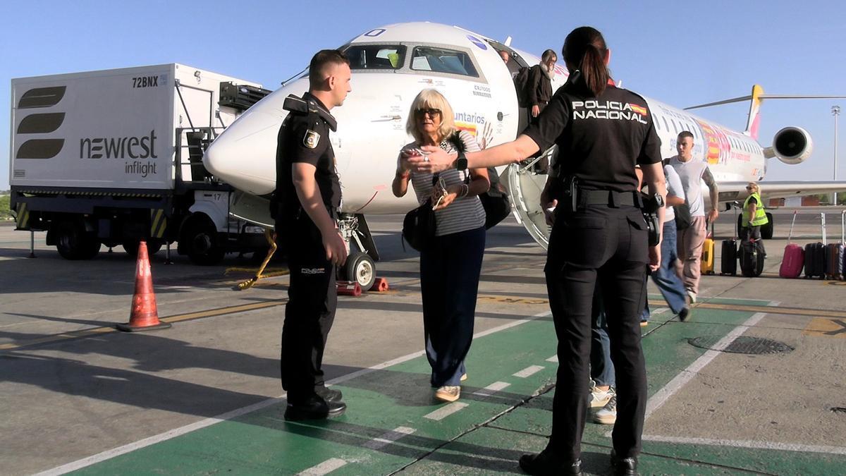 Empiezan los controles para los pasajeros que llegan de Italia en el aeropuerto de Barajas