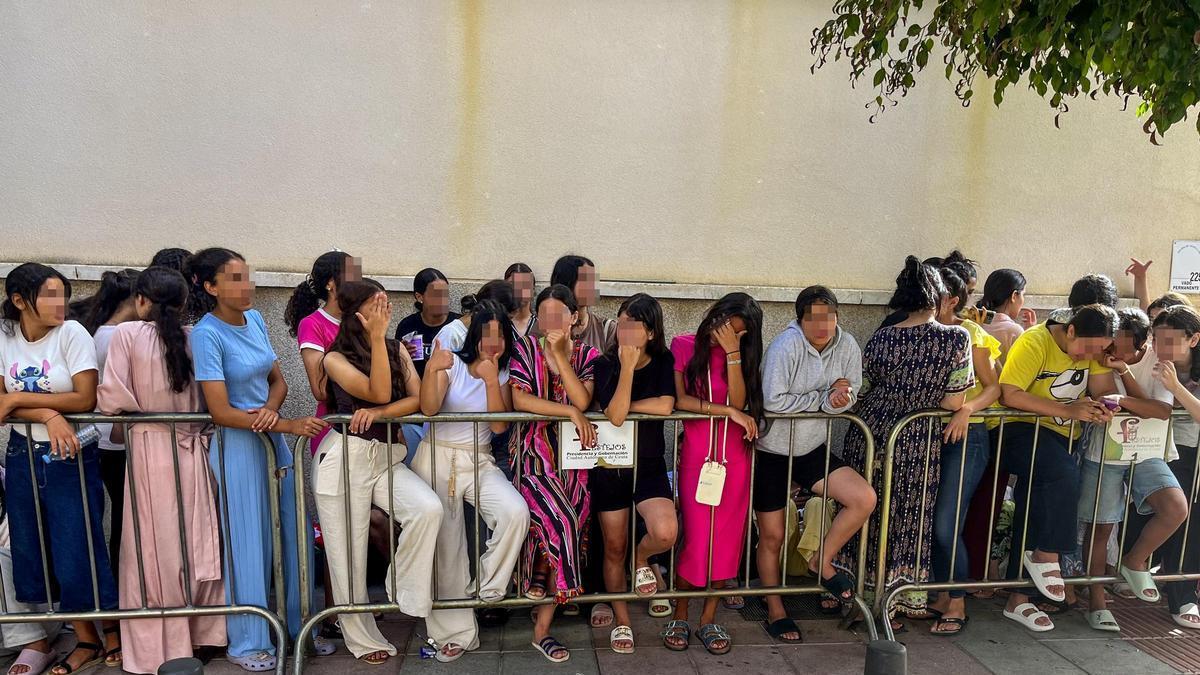 Decenas de menores se acumulan a las puertas de la comisaría de Ceuta para ser identificados