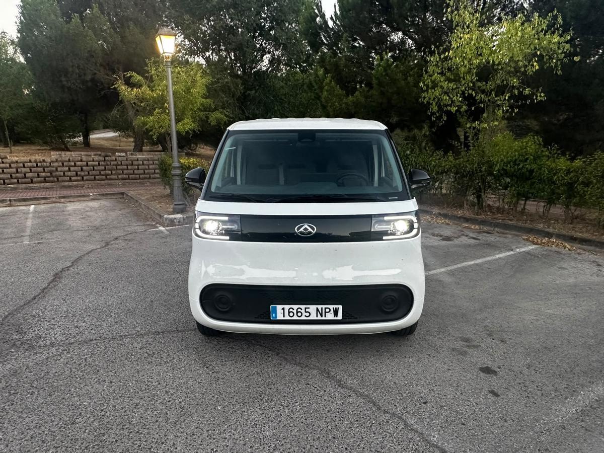 Sa face avant présente des lignes épurées et intégrées, mettant en valeur les phares Full LED, le pare-chocs avant couleur carrosserie et les jantes en alliage de 16 pouces.