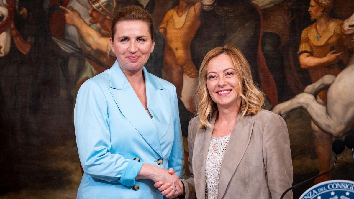La primera ministra de Dinamarca, Mette Frederiksen, y la de Italia, Giorgia Meloni, durante una reunión en mayo de 2025 en Roma.