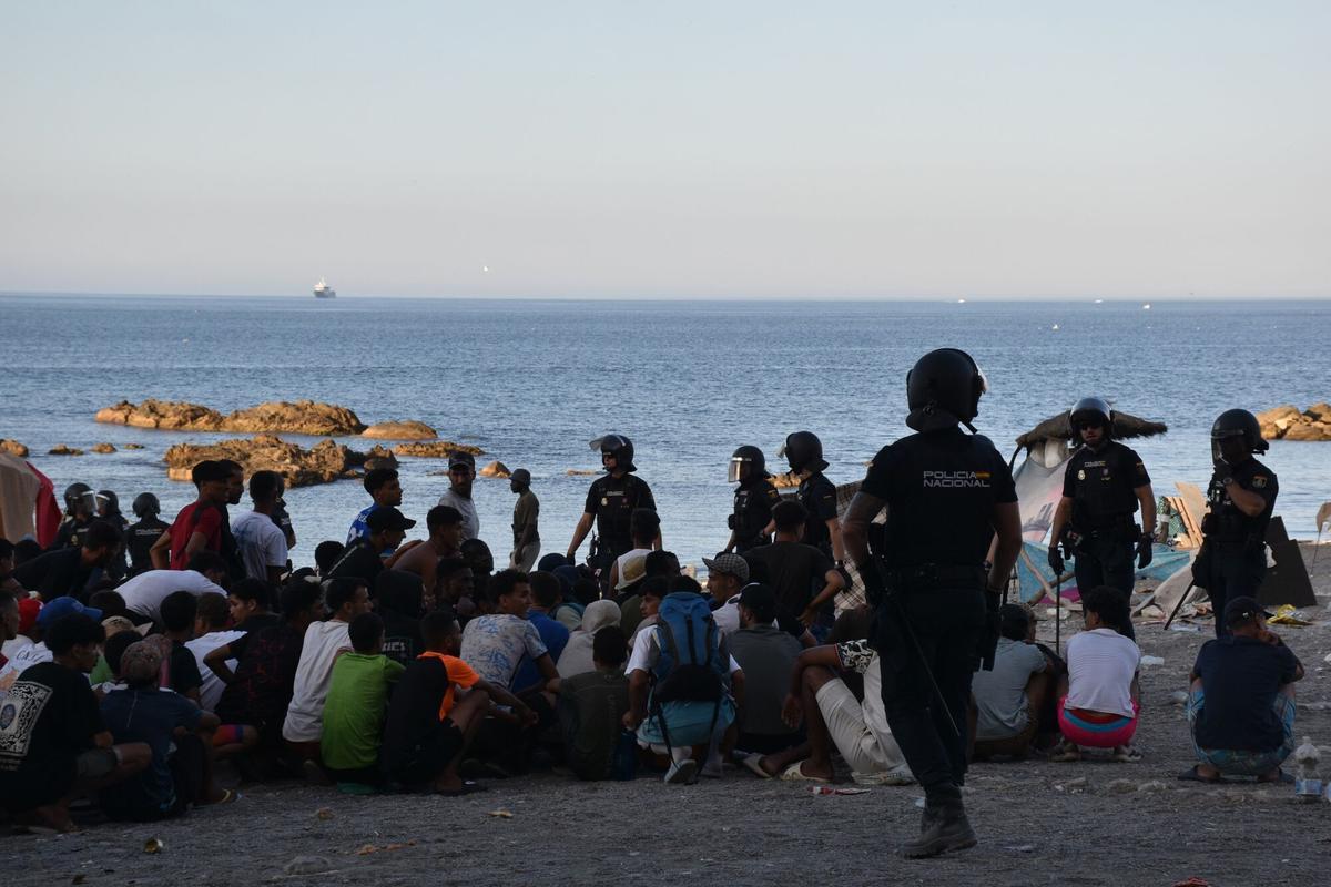 08/08/2026 Des centaines de migrants reçoivent des soins de santé de la part de professionnels de l'INGESA et de volontaires de la Croix-Rouge, sur la plage de Trampolín, le 7 août 2026, à Ceuta (Espagne). Des professionnels de l'Institut National de Gestion de la Santé (INGESA) et des volontaires de la Croix-Rouge offrent des soins de santé et distribuent de la nourriture à des centaines de migrants sous la coordination de la police anti-émeute de la Police Nationale. POLITIQUE Gabriela Sardá Núñez - Europa Press