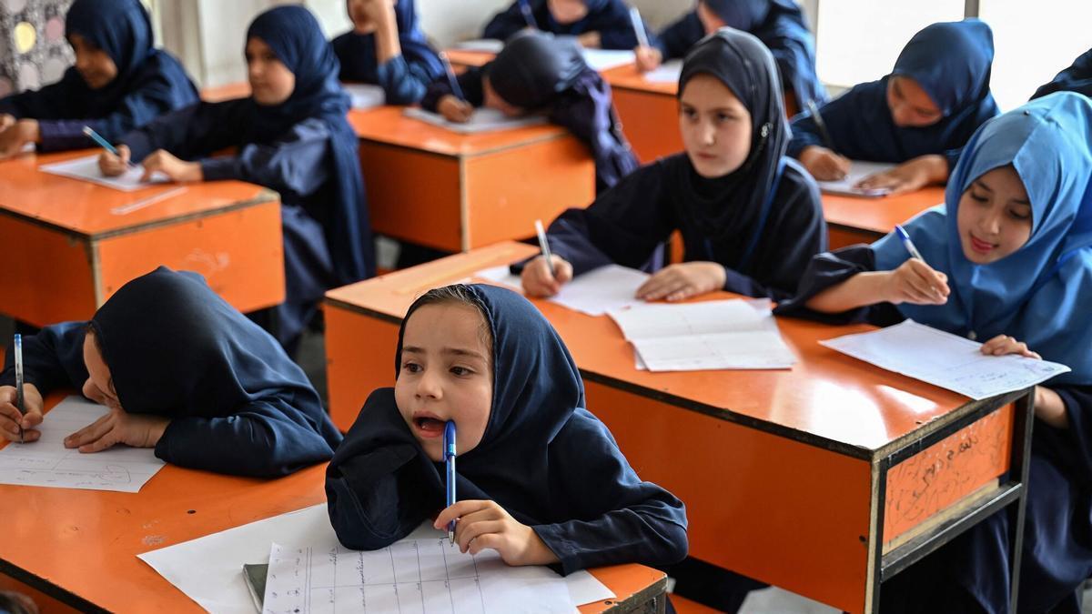Niñas afganas en una escuela primaria de Kabul. La prohibición de acceder a la educación les impide seguir estudiando más allá de la escuela primaria.