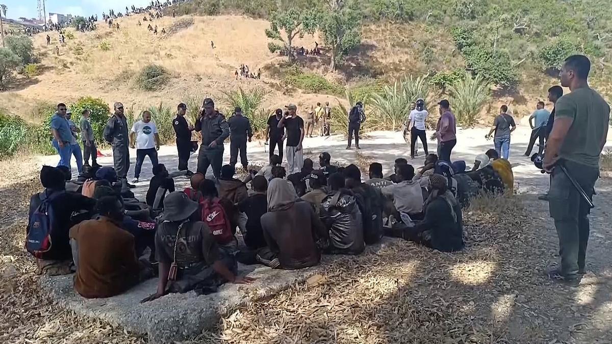 Las fuerzas marroquíes interceptan a 148 migrantes que pretendían cruzar de forma irregular desde Castillejos a Ceuta