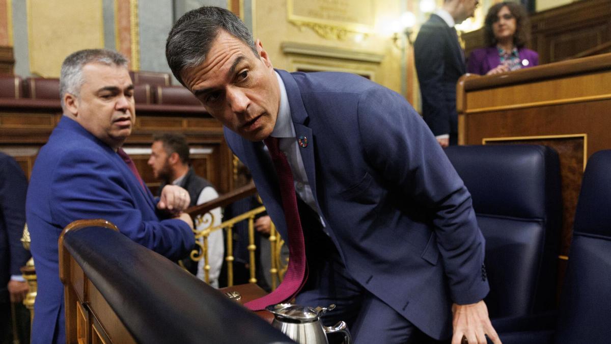 Pedro Sánchez se sienta en su escaño del Congreso con su