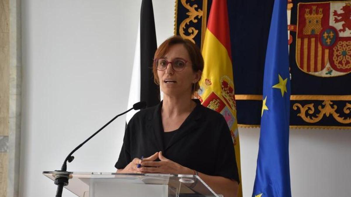 La ministra de Sanidad, Mónica García durante el  encuentro con el presidente de Ceuta, Juan Jesús Vivas.