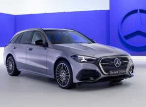Mercedes-Benz met à jour la Classe C avec l&rsquo;IA et une fonction qui permet à la voiture de faire marche arrière