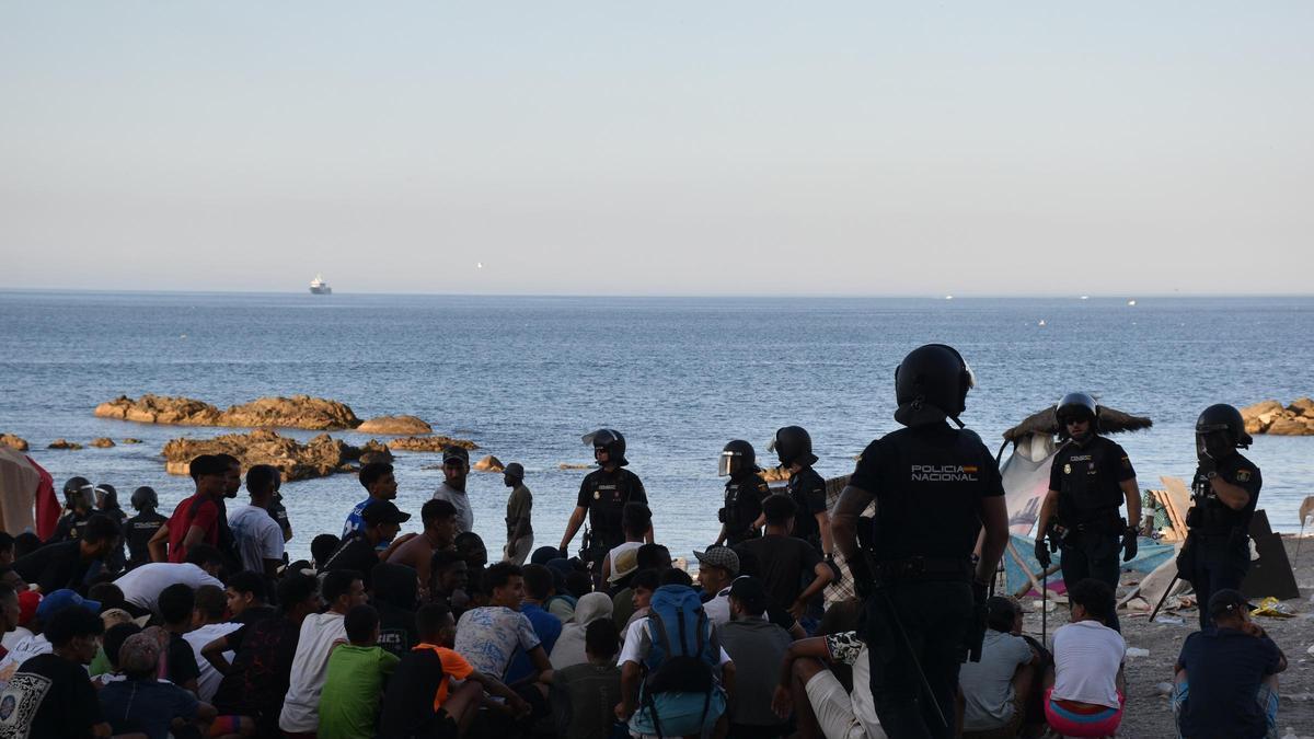 Cientos de personas migrantes reciben atención sanitaria de profesionales del INGESA y voluntarios de Cruz Roja, en la playa del Trampolín, en Ceuta (España). Imagen de archivo.