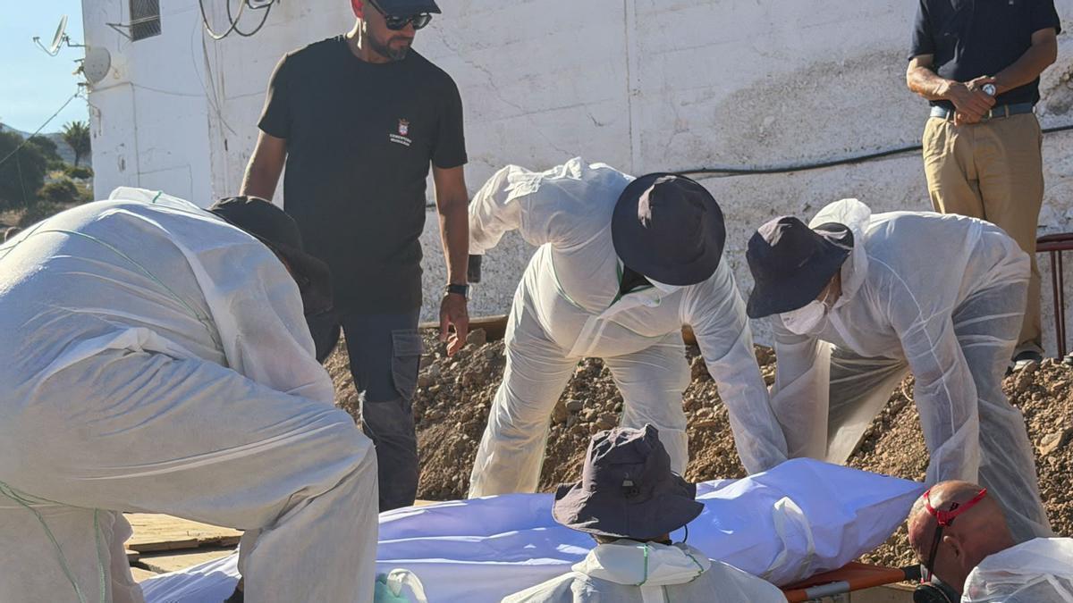 Ceuta inicia el entierro de los migrantes trasladados a la morgue provisional