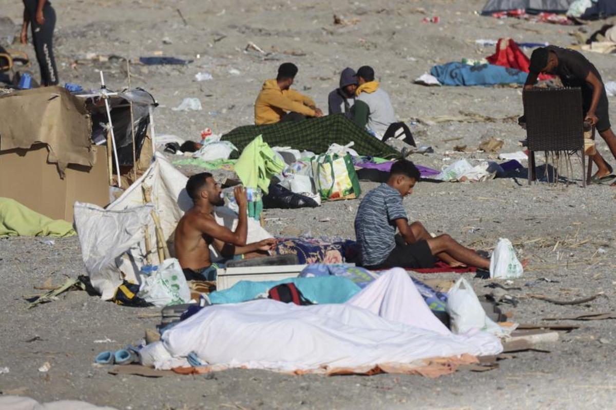 Des migrants campaient sur la plage d'El Trampolín à Ceuta. Réduan EFE