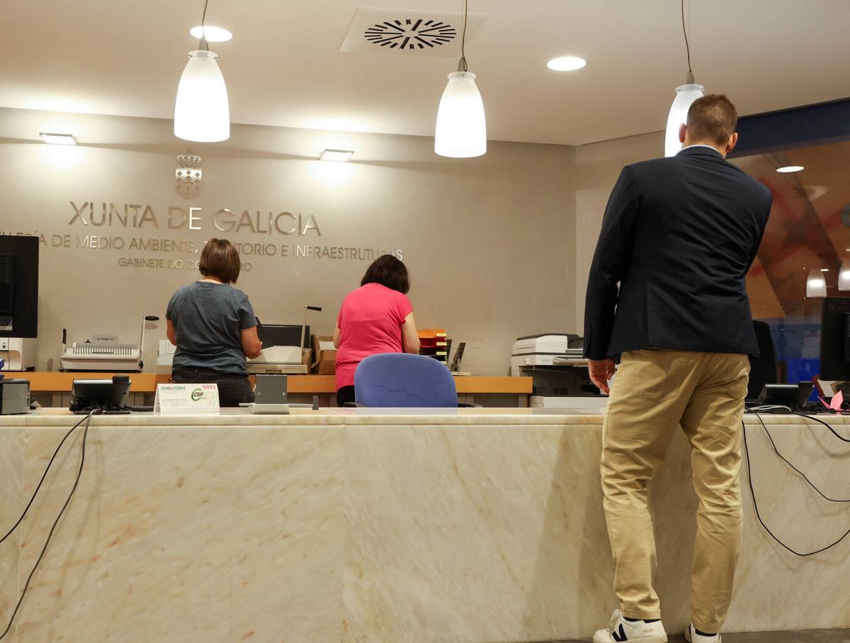Employés publics du Cabinet des Ministres du Département de l'Environnement, du Territoire et des Infrastructures de la Xunta de Galicia, à Saint-Jacques-de-Compostelle. SAN CAÉTANO. OFFICIELS