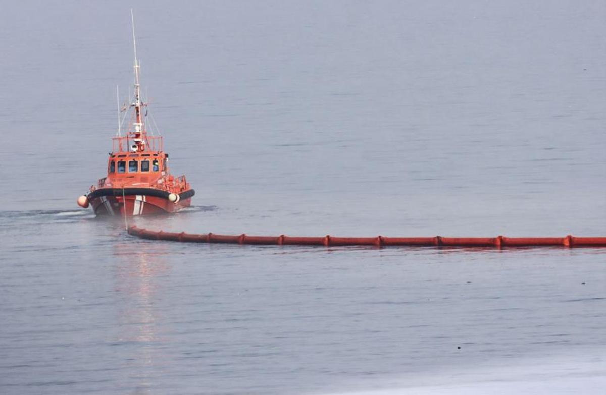 Un moment de l'installation de la barrière flottante El Tarajal, le 1er août.