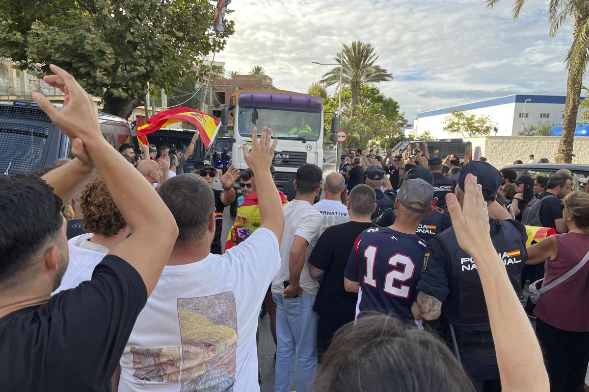 Ils bloquent l'accès d'un camion de la Croix Rouge pour distribuer de la nourriture à Ceuta lors d'une manifestation pacifique