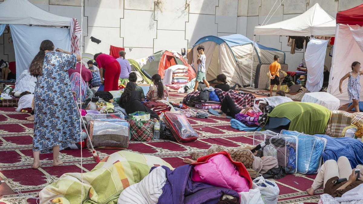 Ciudadanos ceutíes impiden el paso a los vehículos Cruz Roja con alimentos para los migrantes