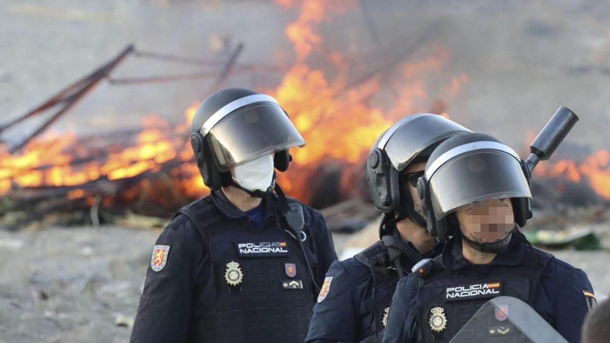 Manifestantes rompen el cordón policial y queman el campamento de migrantes de la playa