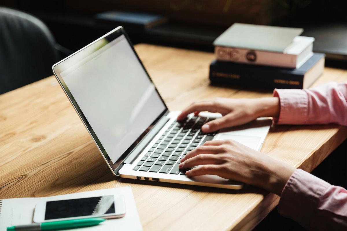Une personne utilisant un ordinateur portable dans l’image du fichier.