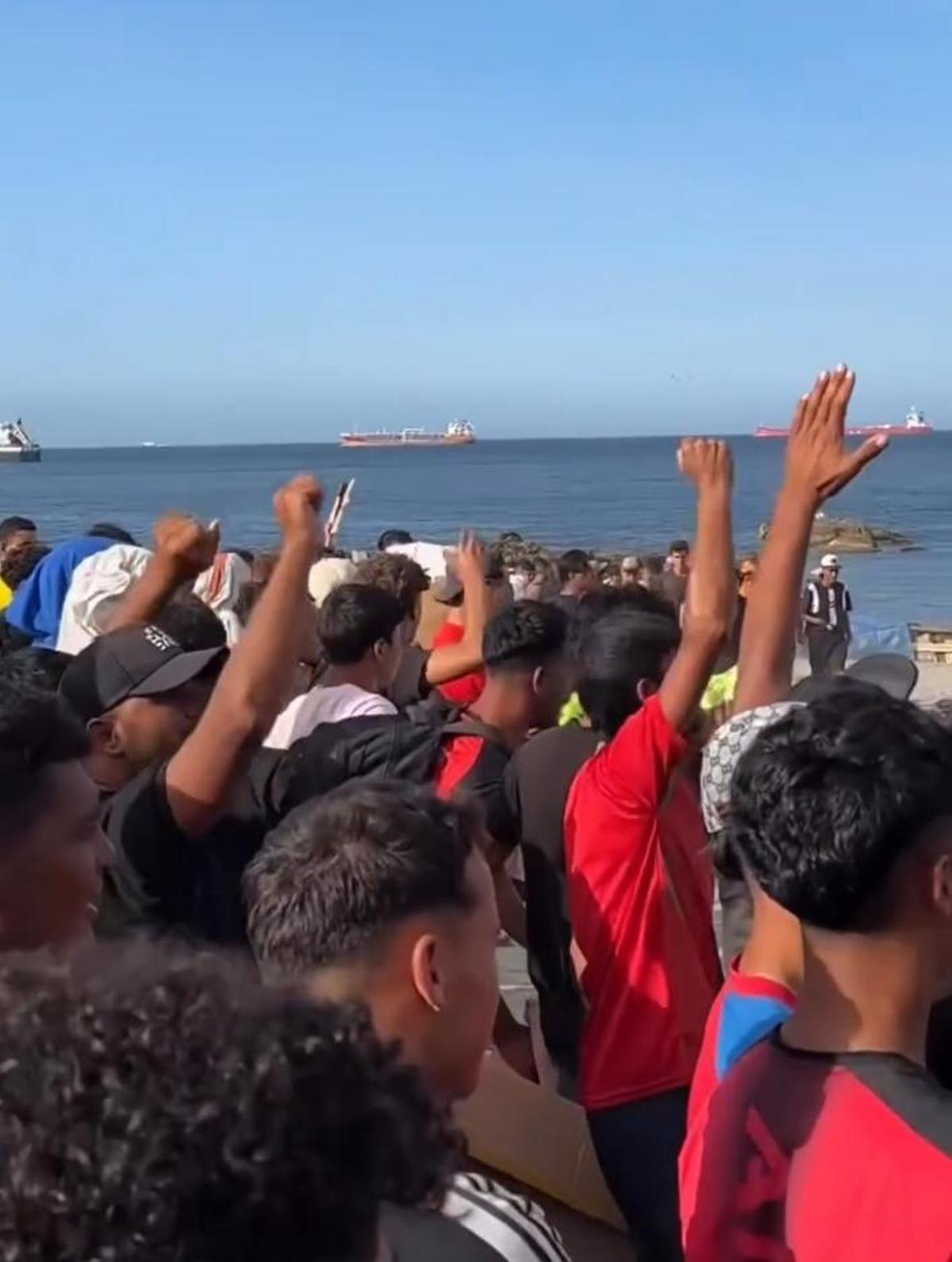 Manifestation de migrants sur la plage du Trampolín à Ceuta lors de la distribution de nourriture le 26 août.