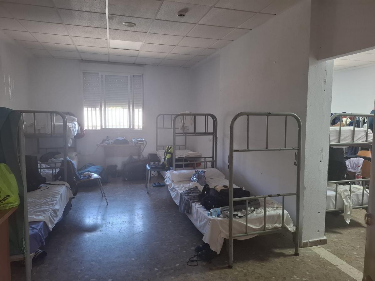 Hébergement dans des installations militaires à Ceuta pour les policiers anti-émeutes récemment arrivés de Bilbao, avec lits superposés, mais sans casiers ni autres commodités de base.
