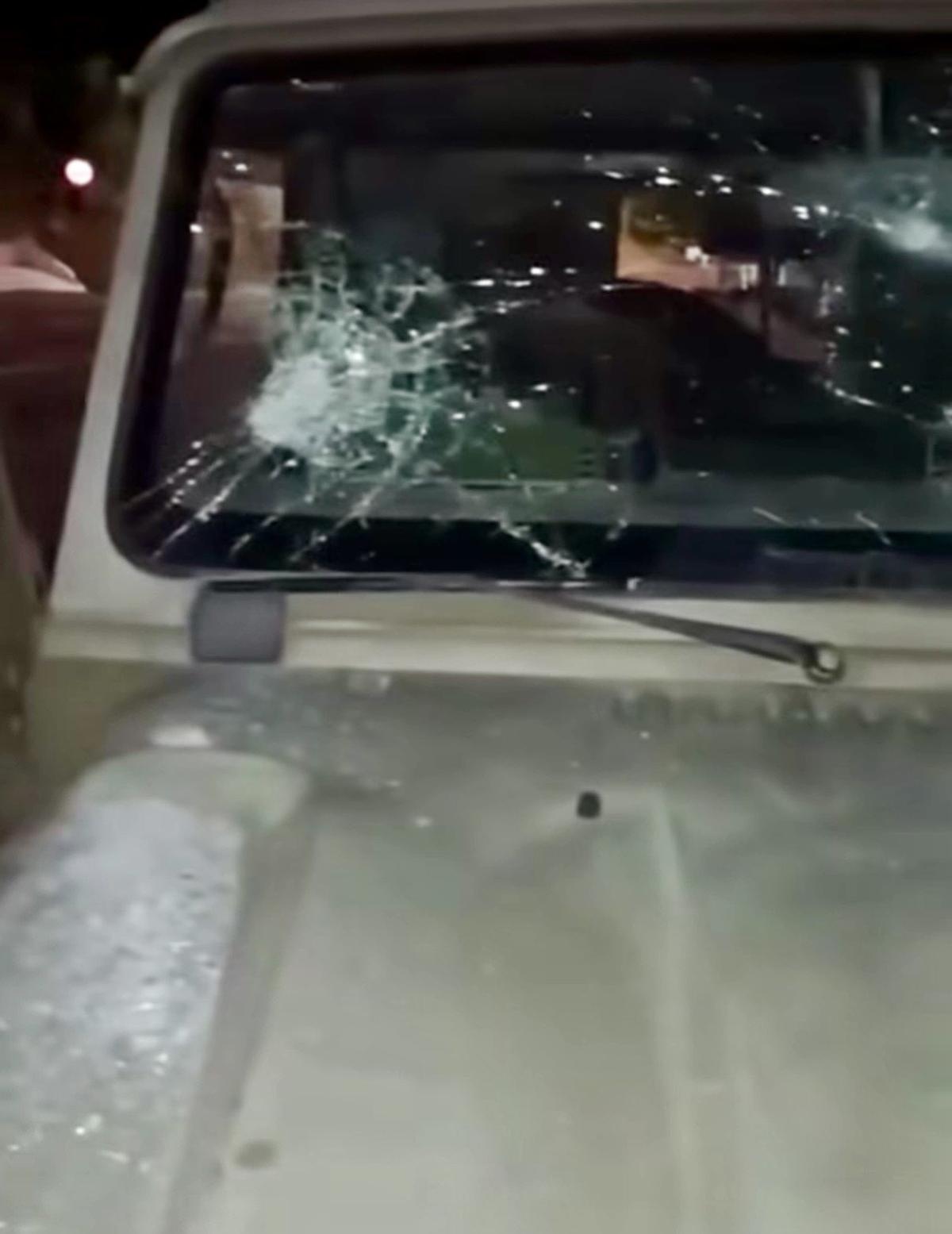 Photo diffusée par le ministère de la Défense d'un véhicule militaire attaqué à coups de pierres dans la nuit du 26 août.