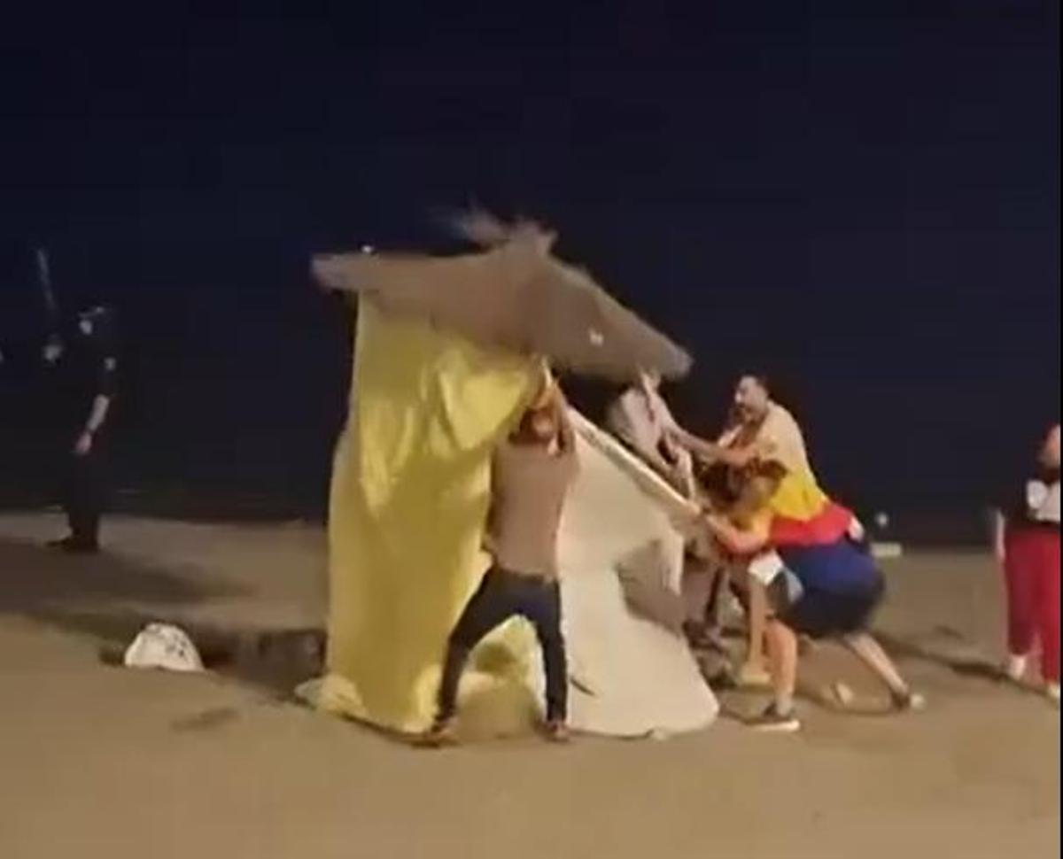 Un groupe d'habitants de Ceuta détruit le bidonville de certains migrants sur la plage de Trampolín, le 26 août. L'image est tirée d'une vidéo apocryphe devenue virale sur les réseaux sociaux.