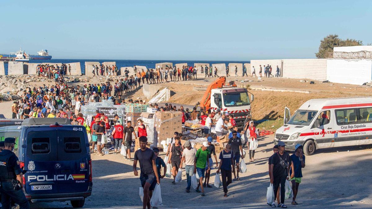 Escoltados por la policía, los camiones de Cruz Roja han podido a llegar a la Playa del Trampolín sin problemas