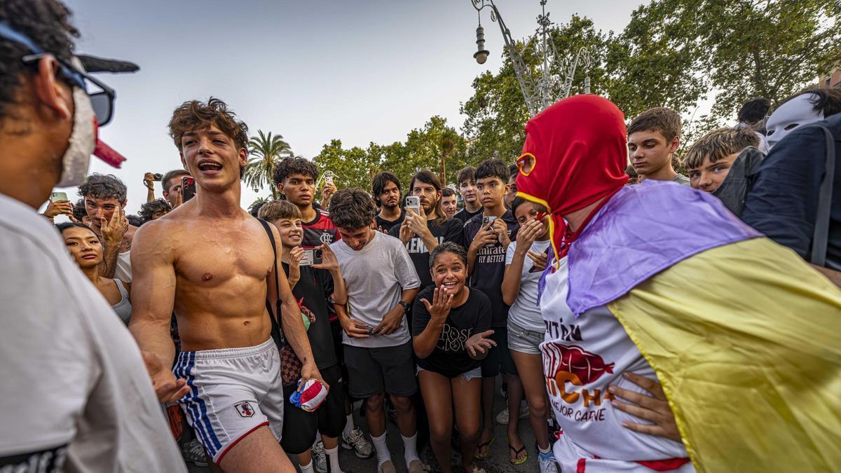 Batalla multitudinaria para farmear aura en Barcelona